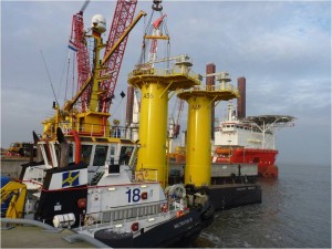 Entladen der Transition Pieces von der Transportbarge in Cuxhaven (Cuxport) am 13.12.2013. Im Hintergrund die MPI Discovery.